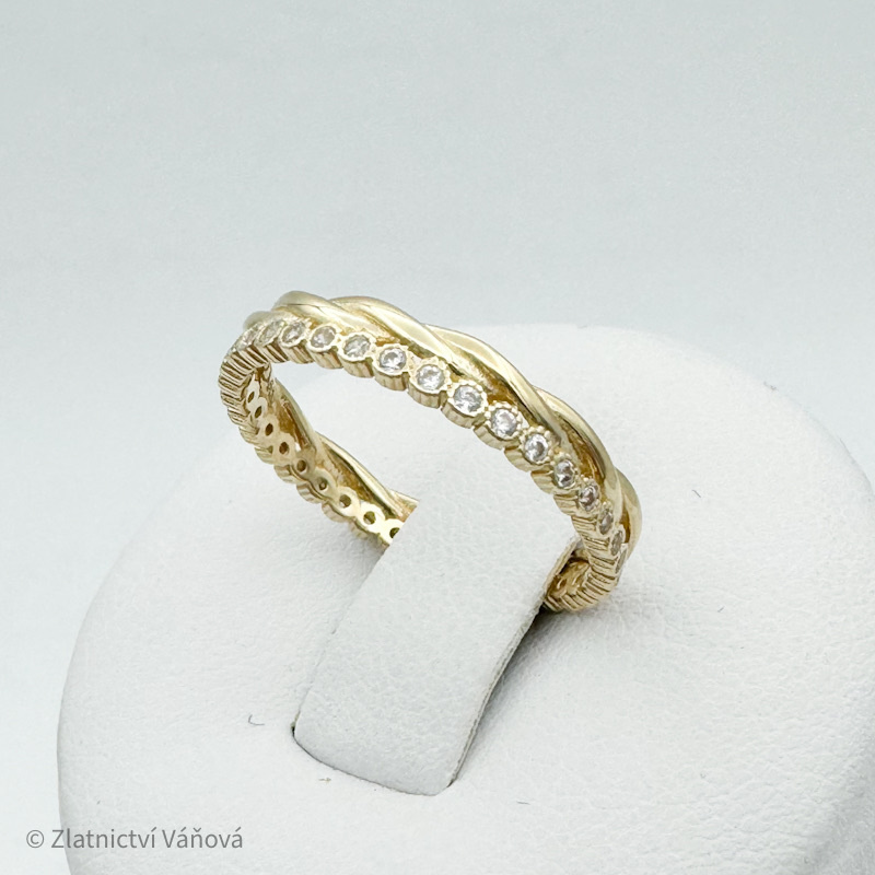 Žluté zlato prsten se zirkony po obvodu